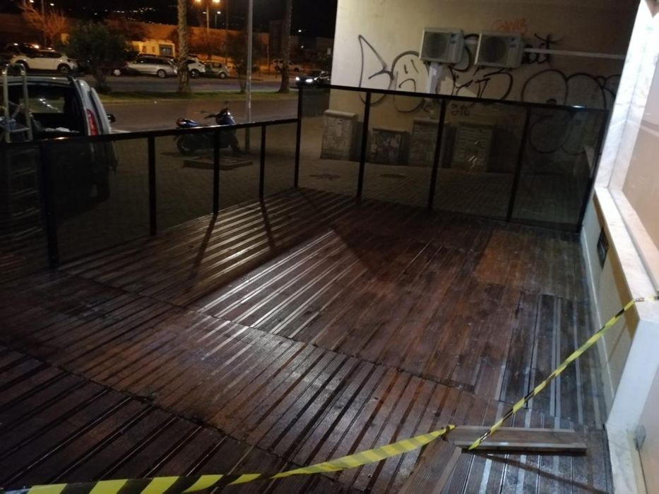 Portões, escadas, esplanadas, guarda corpos, e outros