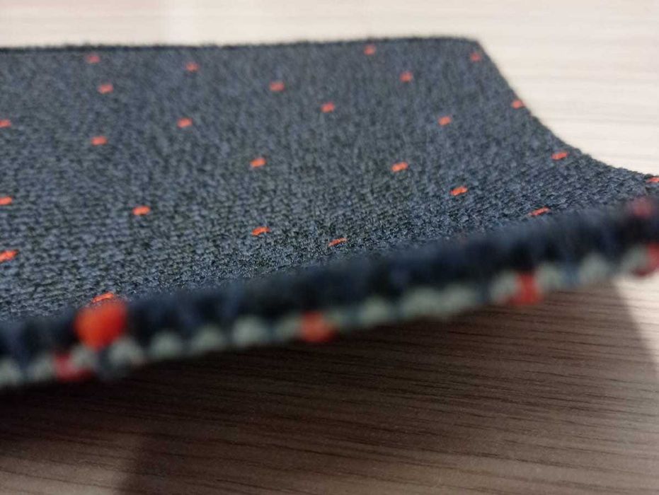 Wykładzina biurowa Carpet Concept RBM 21 lips w rolce CZARNA W KROPKI