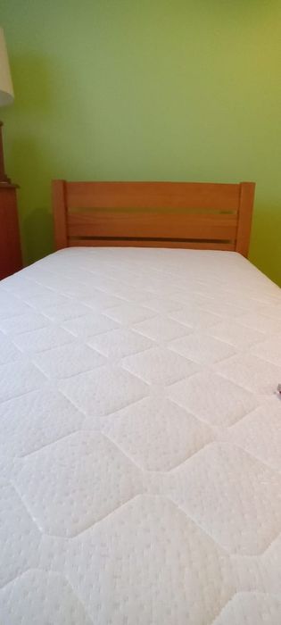 Drewniane łóżko z materacem