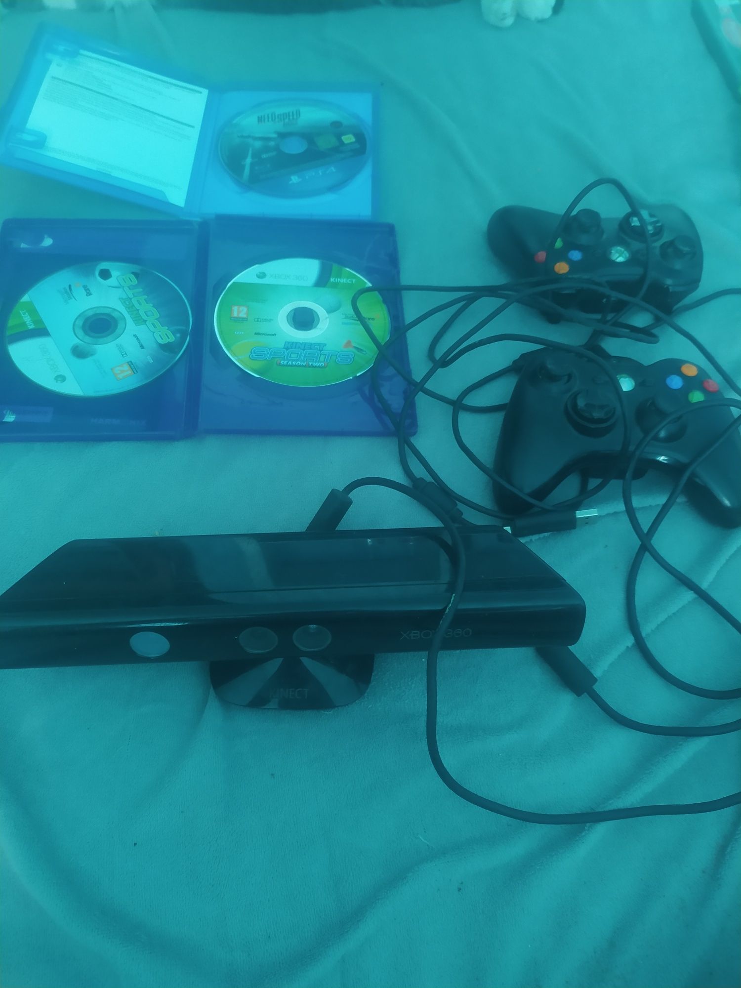 Xbox 360 z 3 grami kinectem i 2 padami