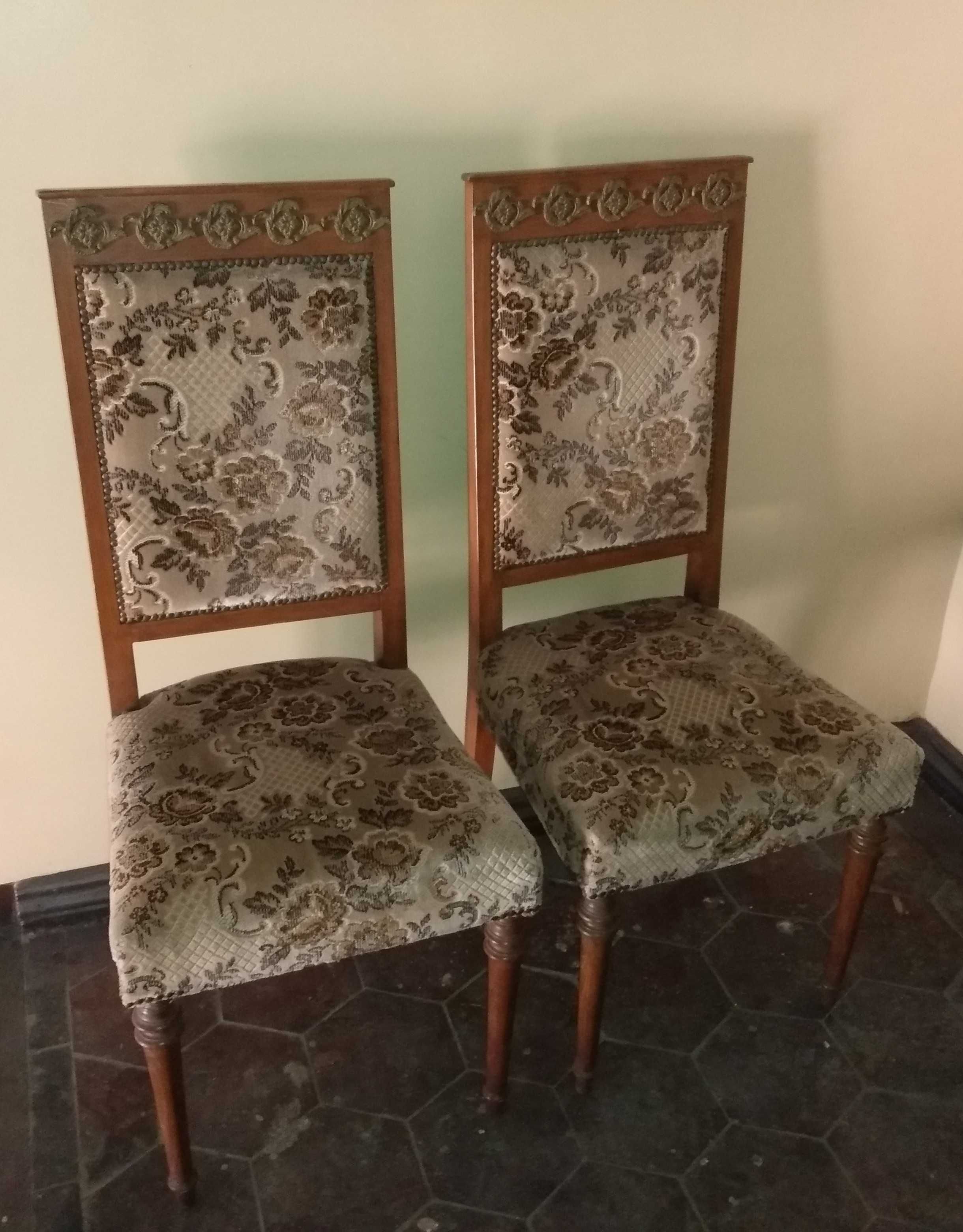 Zestaw krzeseł w stylu orientalnym