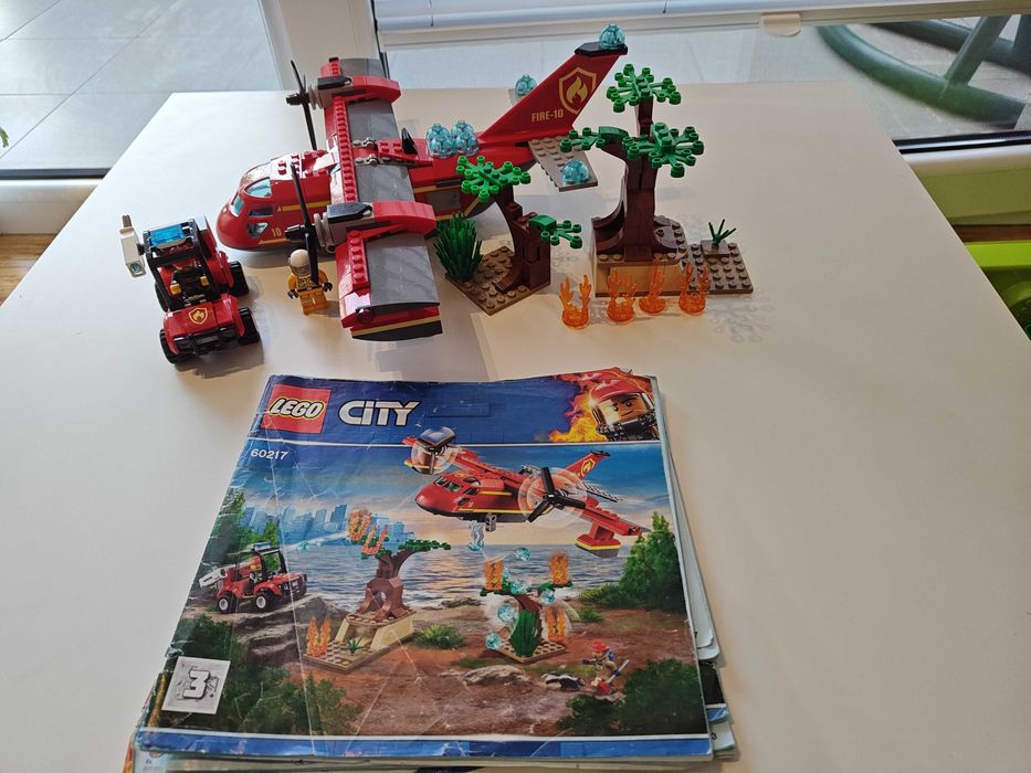 3 zestawy LEGO City – Samoloty i Kosmos