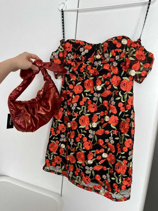 Gorestowa sukienka mini hiszpanka z haftowanymi kwiatami Missguided S