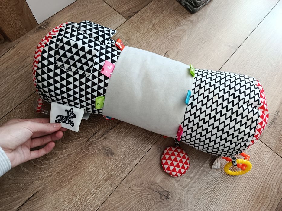 Poduszka kontrastowa do zabawy