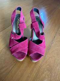 Sandálias rosa da Stella