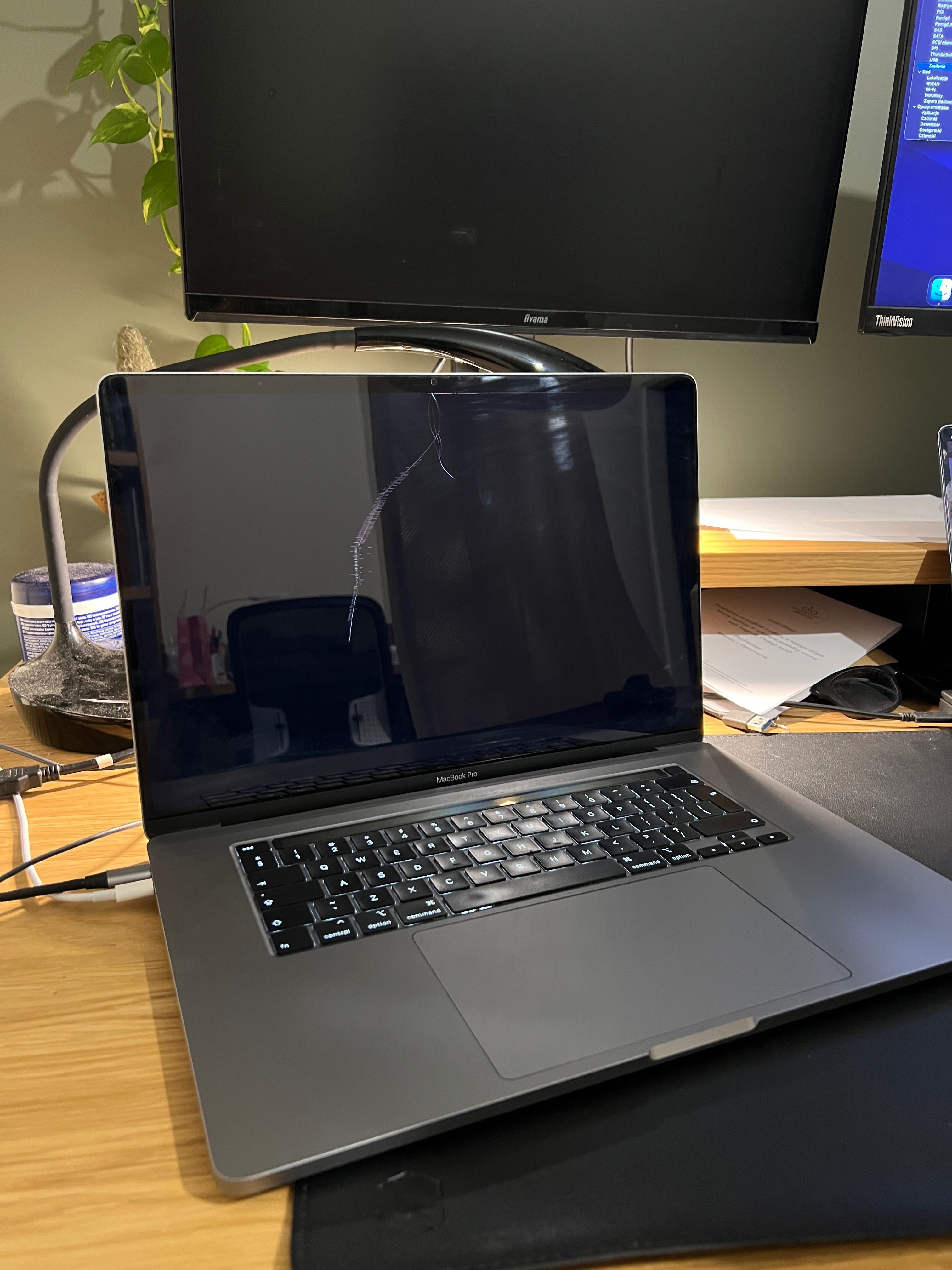 MacBook Pro 16" Intel Core i7 512GB SSD 16GB RAM – Uszkodzona matryca