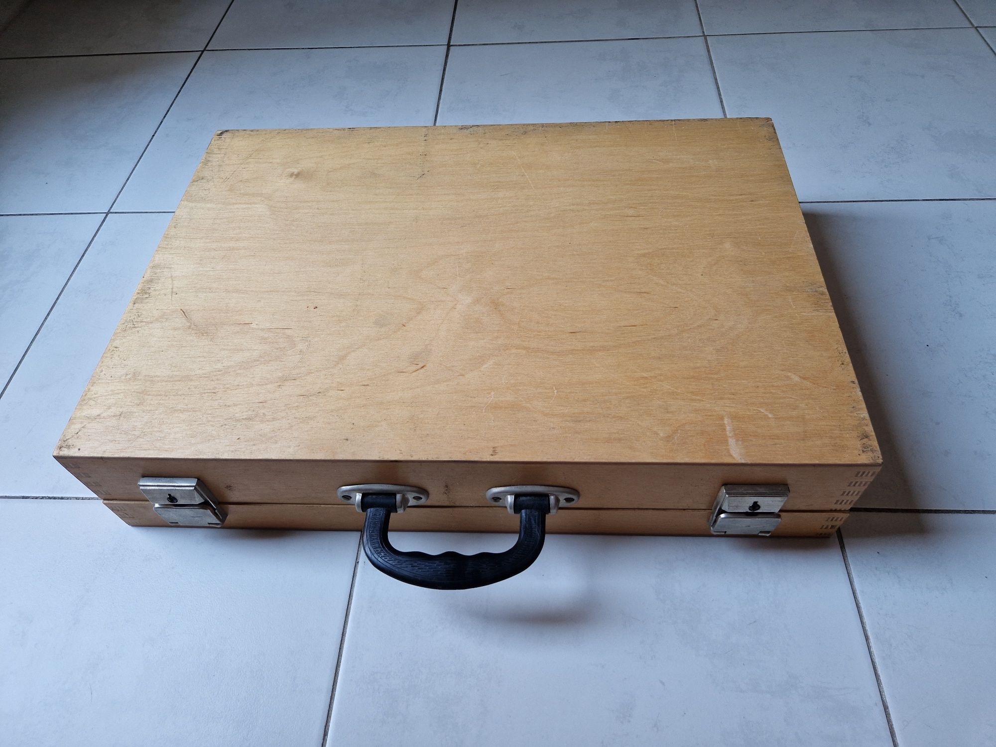 Drewniana walizka 10 x 35 x 50 cm, zamknięta, brak klucza