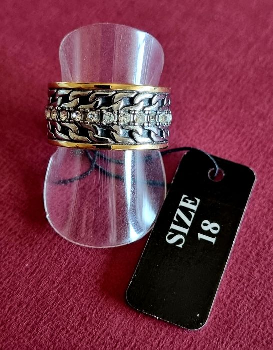 Anel bicolor, em aço, com fiada de zirconias no centro. T18