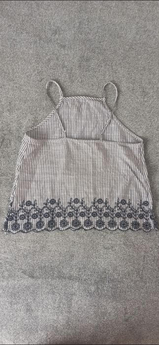 Bluzka top na ramiączkach w paski z haftem w delikatne kwiaty XS C&A