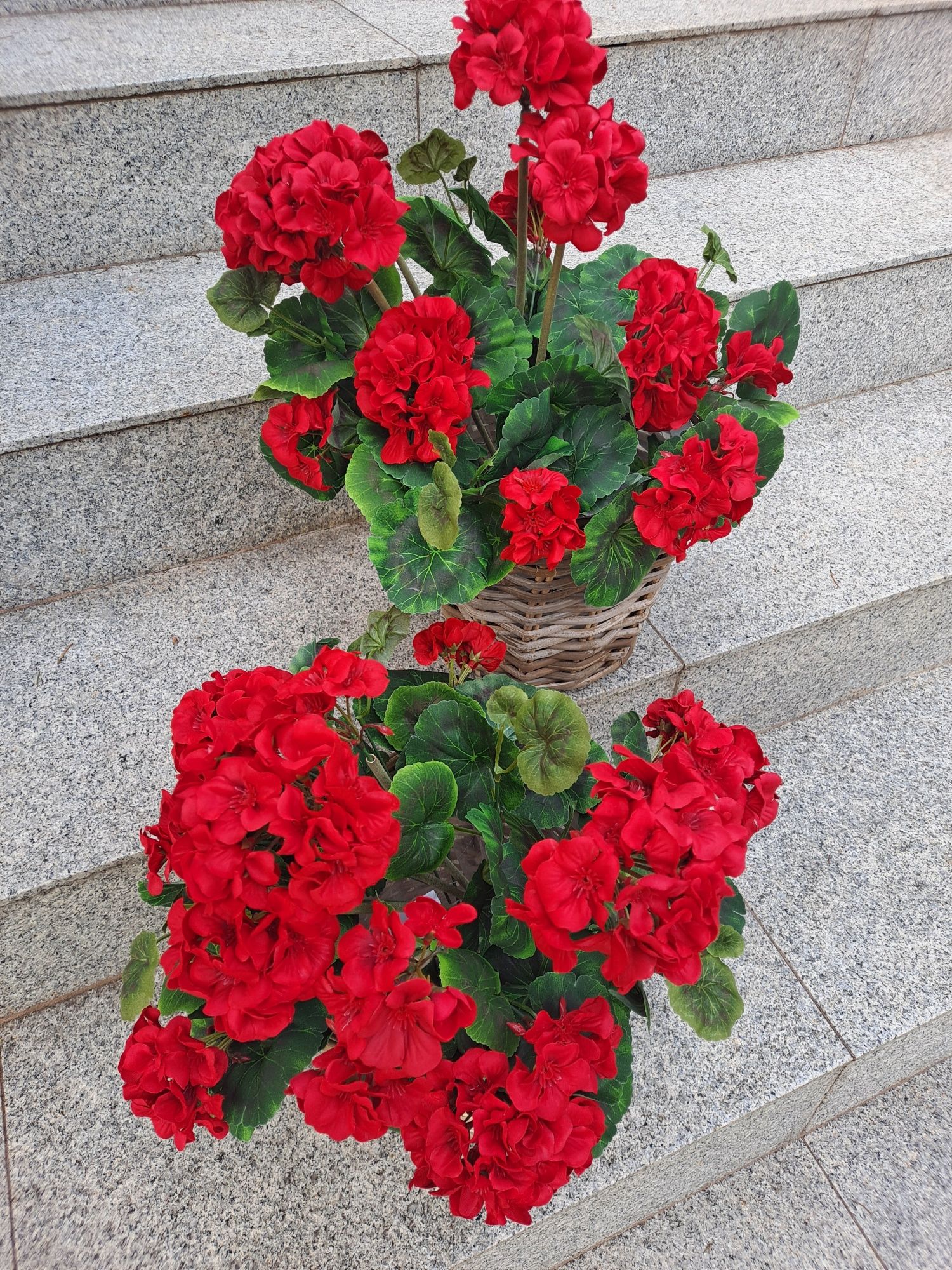 2szt. Pelargonie sztuczne w koszyku.