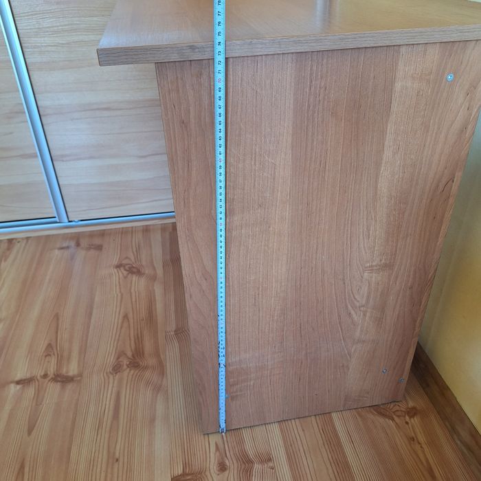 Biurko pod komputer laptopa