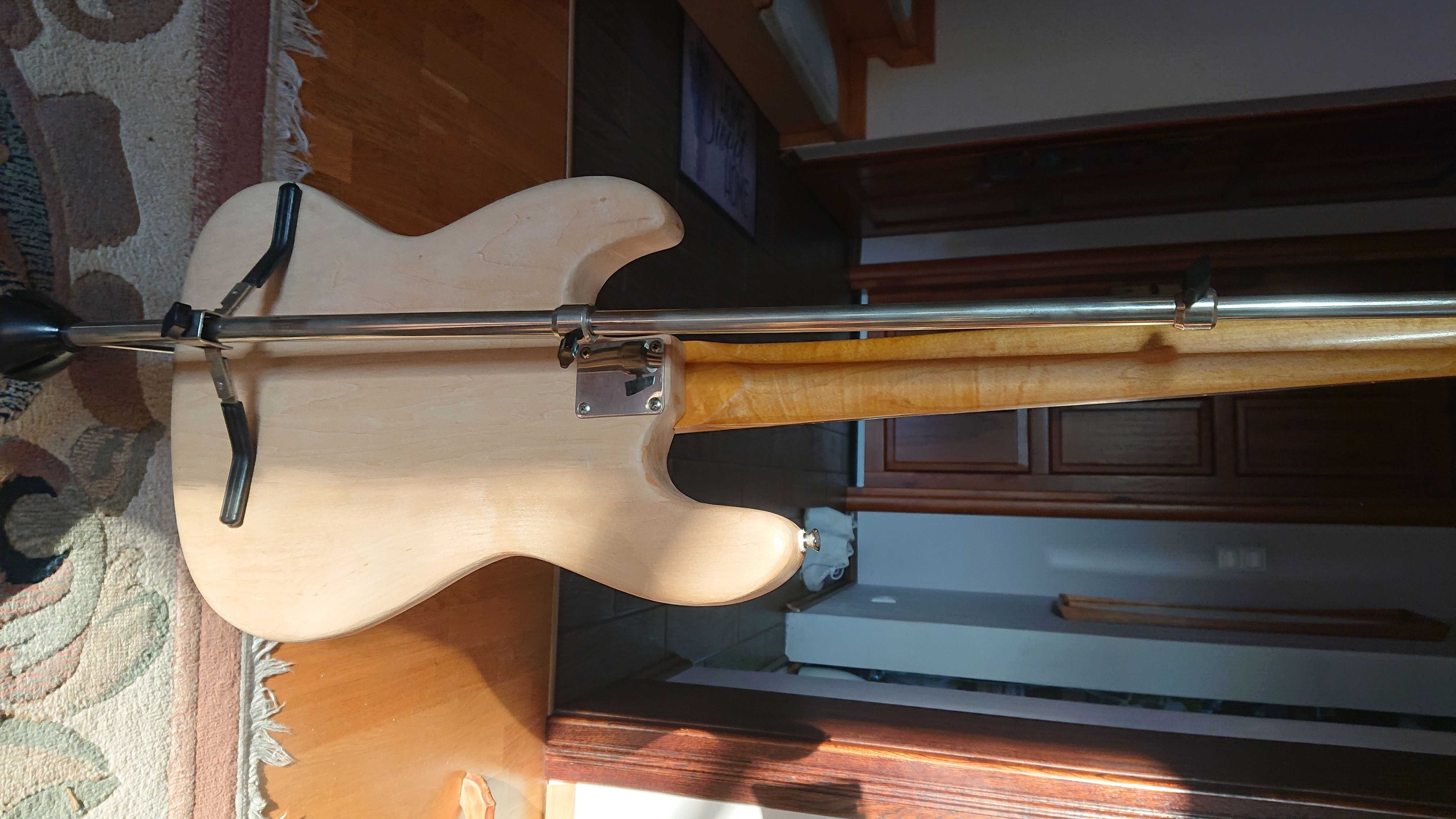 Gitara basowa fretless Vintage