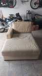 Sofas um pouco gastos mas sem ninhum rasgao so limpar