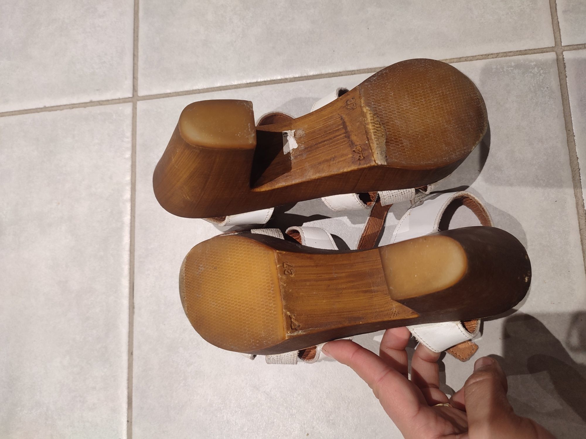 Sapatos brancos e bejes