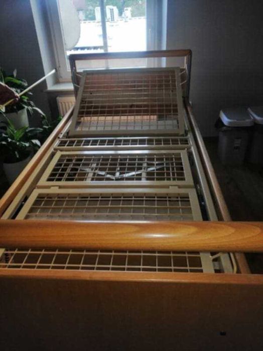 łóżko rehabilitacyjne z pilotem, materacem, pampersami