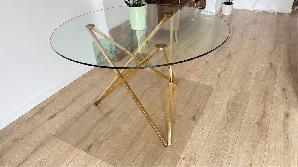 Mesa moderna e com tampo de vidro sem nenhum dano no vidro.