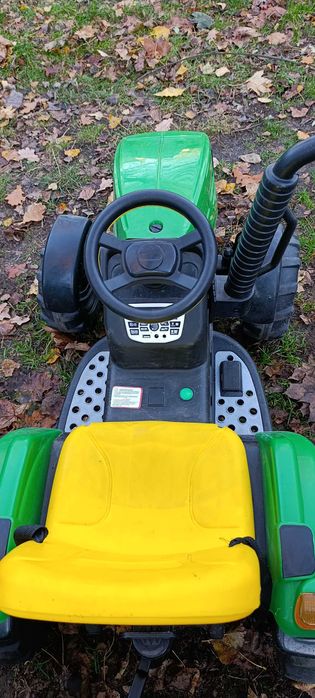 Traktor John Deere na akumulator