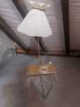 Lampa stojąca że stolikiem
