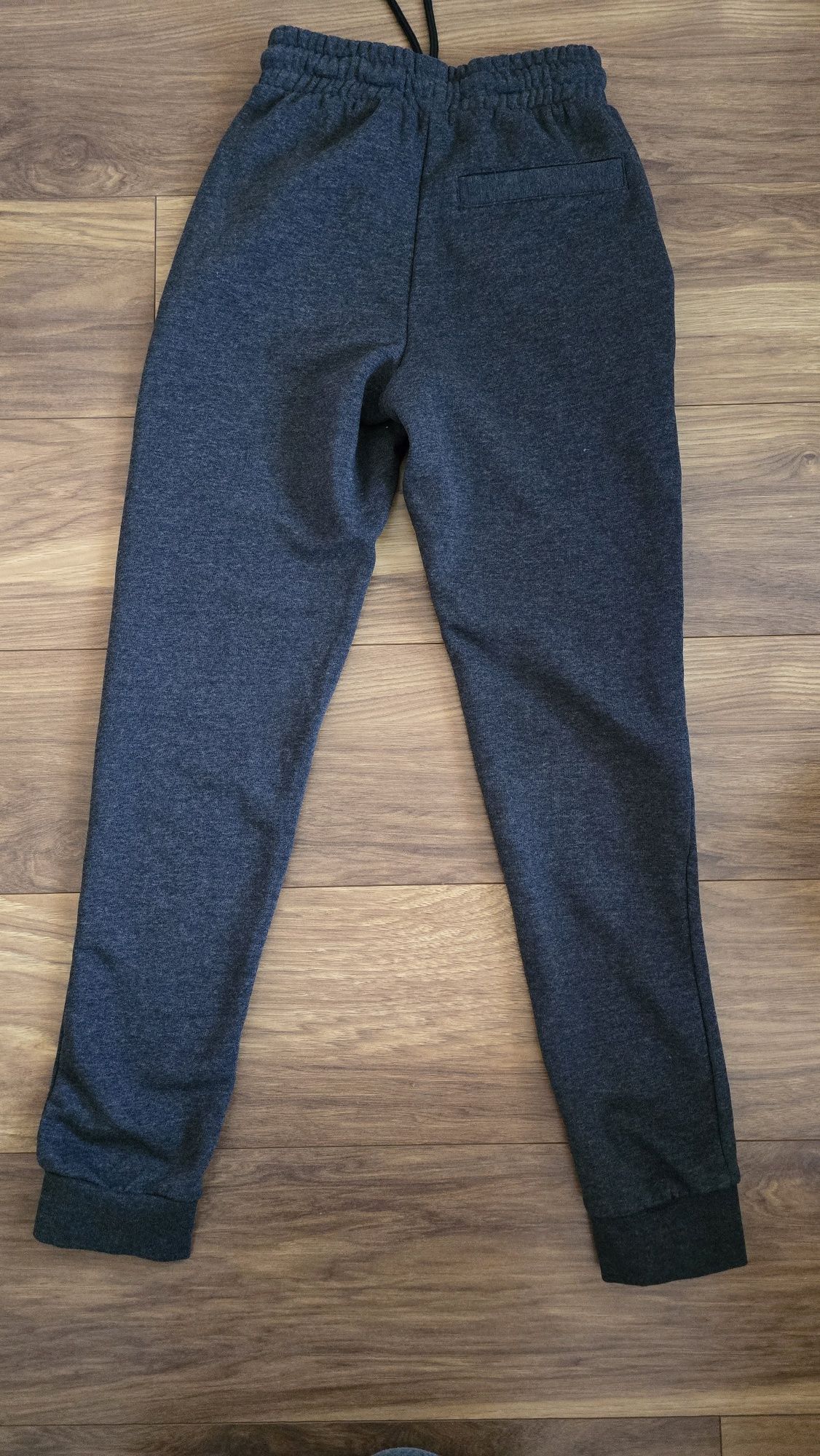 Spodnie dresowe joggersy marki C&A, szare, Rozmiar XS, slim fit.