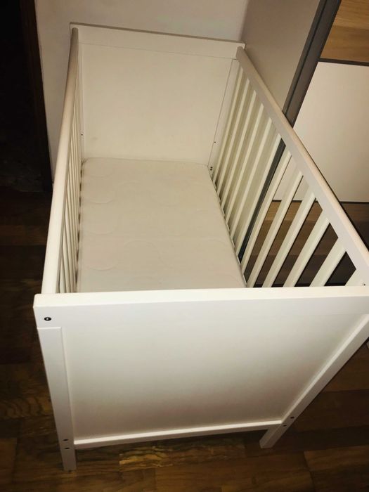 Berço branco com colchão