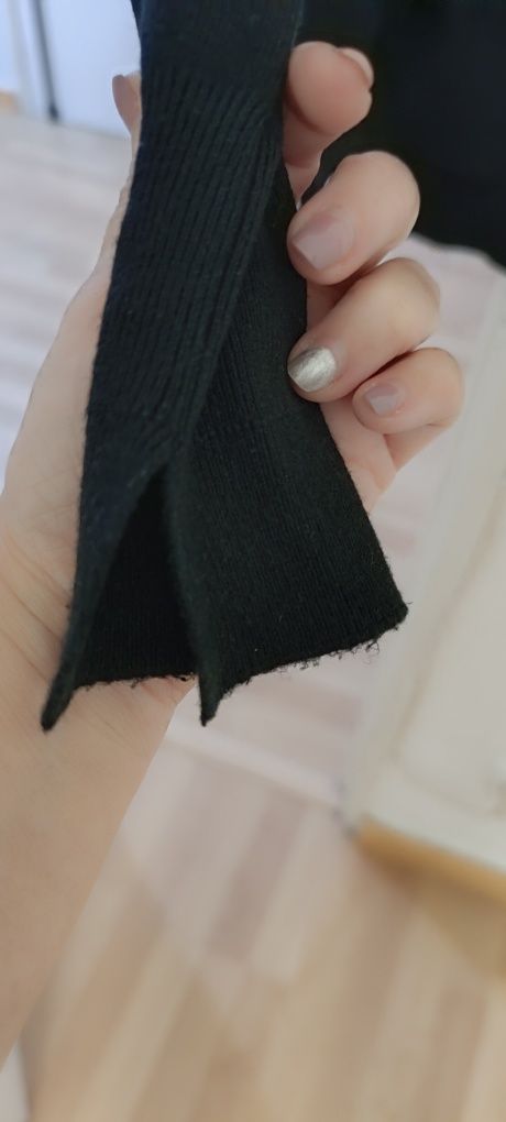 Camisola preta decote redondo, tamanho M. Com pouco uso.