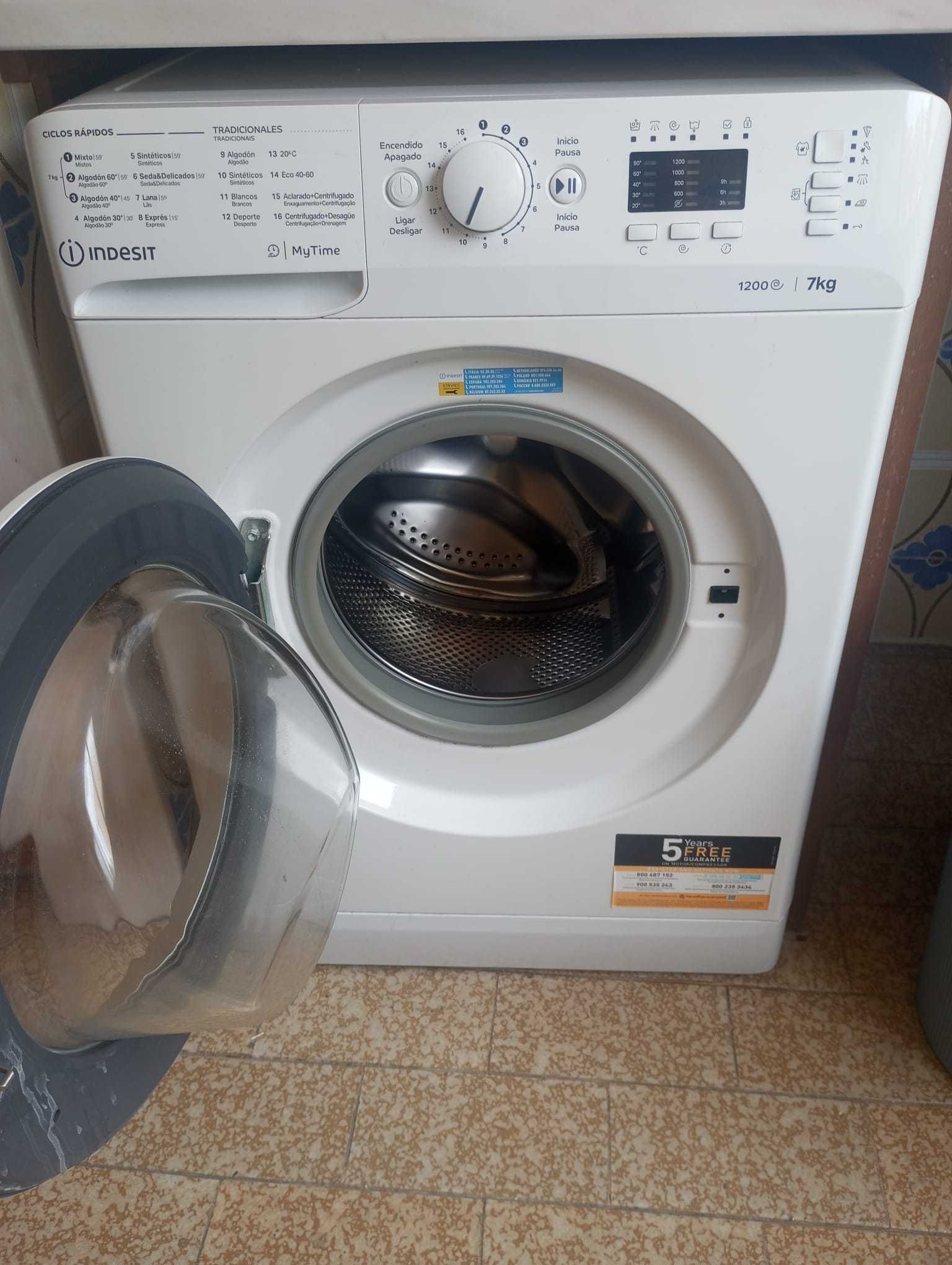 Máquina de Lavar Roupa Indesit