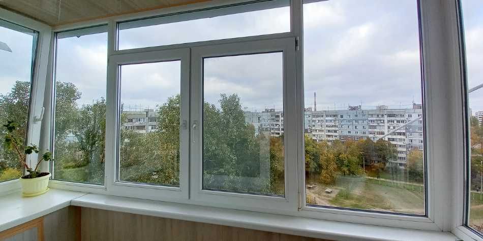 Металопластиковые окна и двери коричневые/белые. Балконы. Перегородки