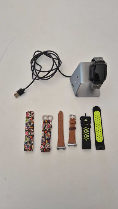 Fitbit Charge 4 com pulseiras extra + carregador de secretária