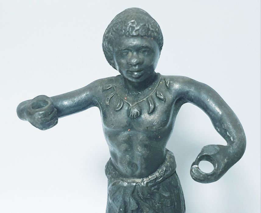 Antiga escultura incompleta- suporte de relógio de bolso e fosforeira