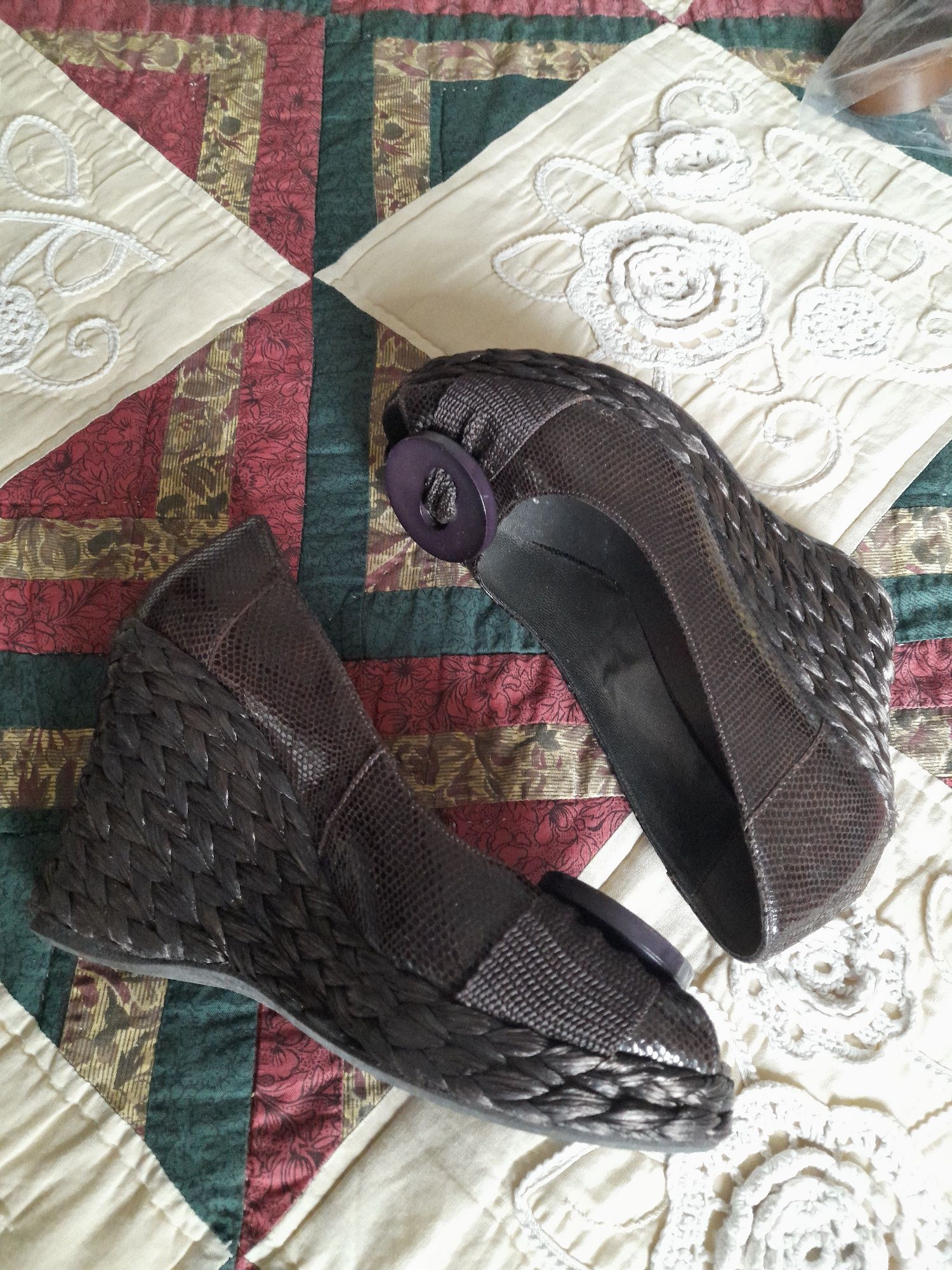 Sapatos castanhos em pele, aberto a frente de cunha em ráfia castanha