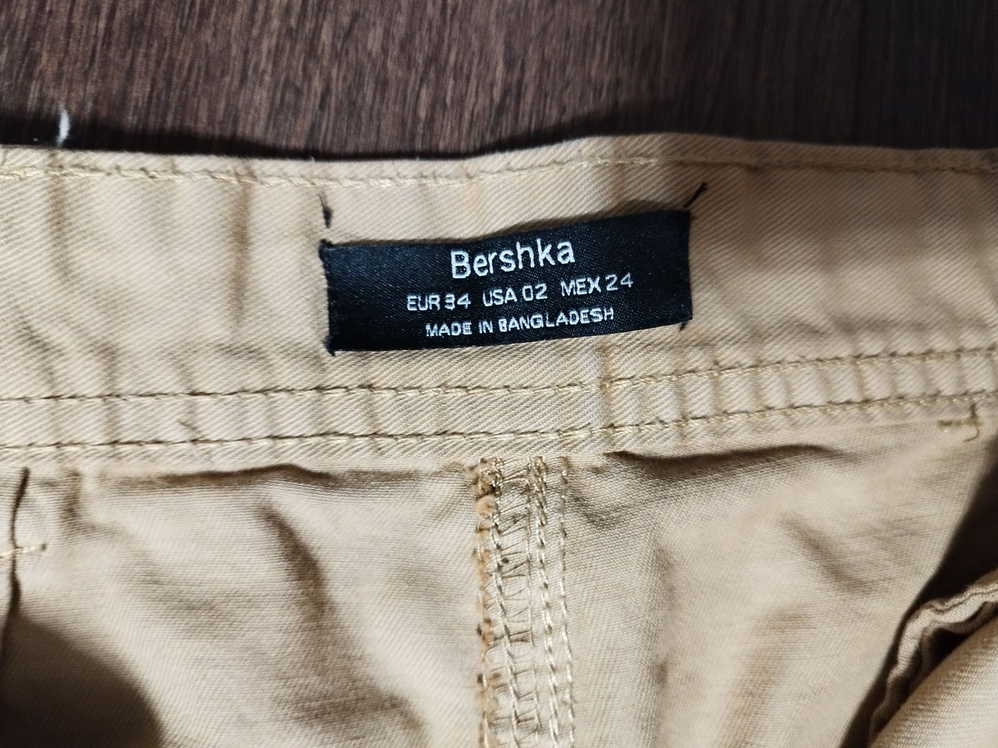 Bershka Бершка юбка спідниця пісочного кольору з ланцюжком