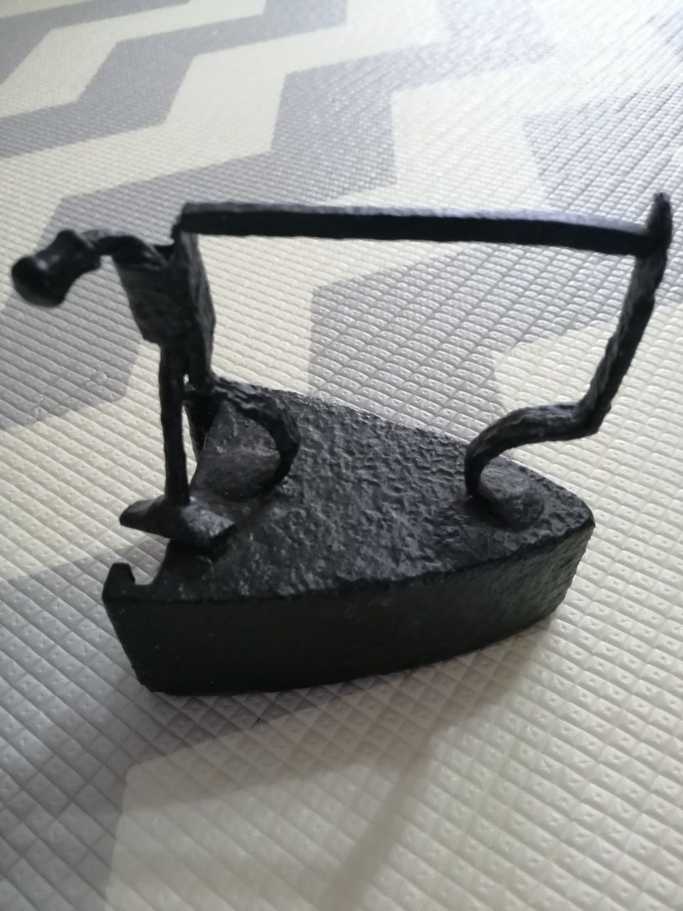 Sprzedam miniaturkę żelazka metalową