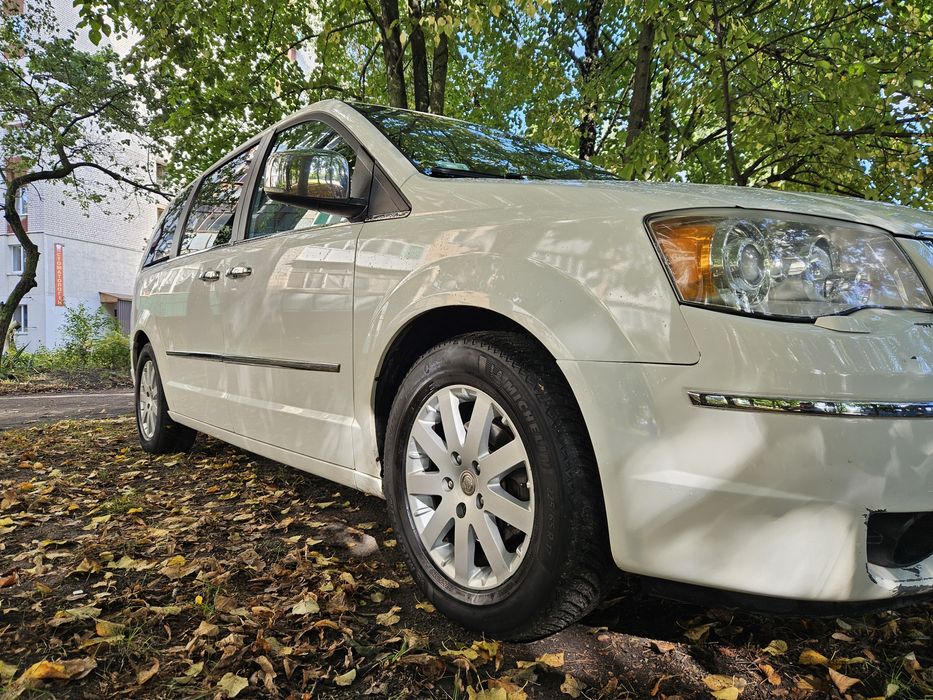 Chrysler Grand Voyager 2009 рік 2.8 дизель автомат 7 місць для військо