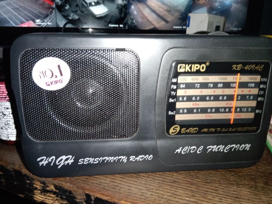 Радіоприймач грає гучно на батарейках і від кабеля