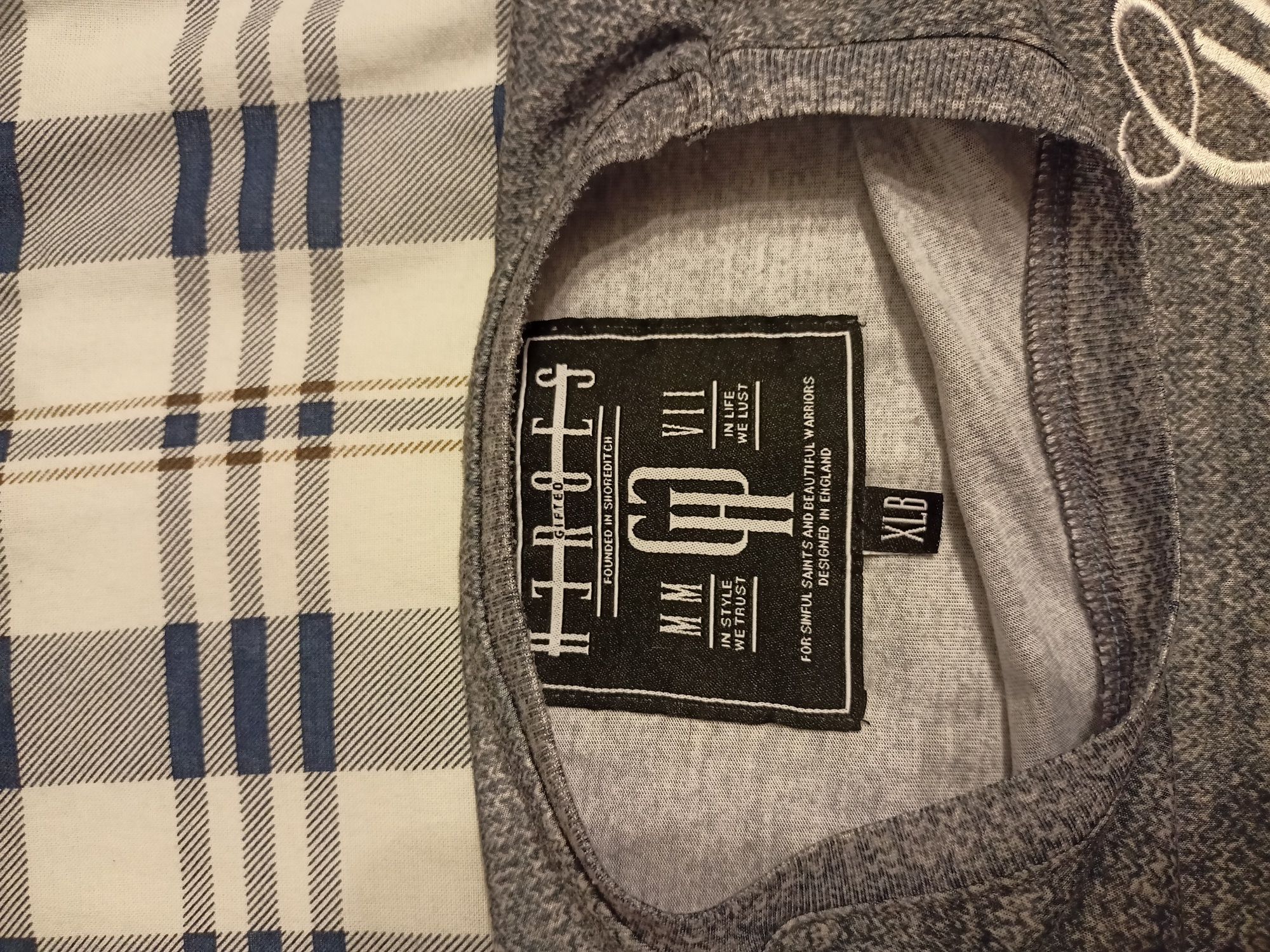 T-shirt młodzieżowy.