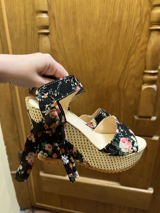 Босоніжки на завязку в квіти