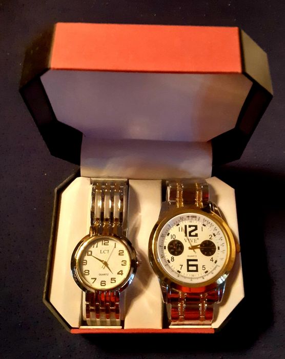 Dueto de relógios homem/mulher novos