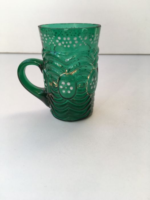 Caneca em vidro coalhado verde esmeralda, pintado em esmalte, sec.XIX