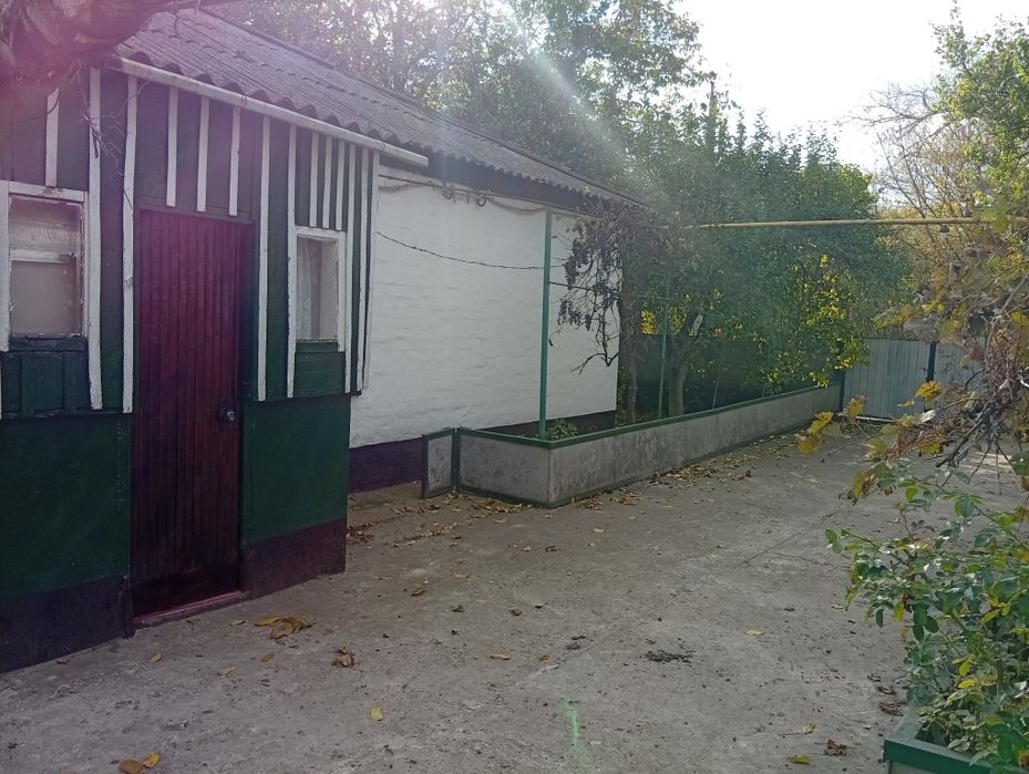Дім з окремою кухнею та ванною кімнатою