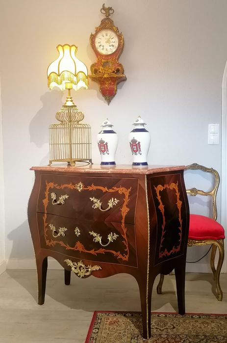 Cómoda clássica, estilo Luís XV. Pau-santo Espinheiro. Mármore. Bronze