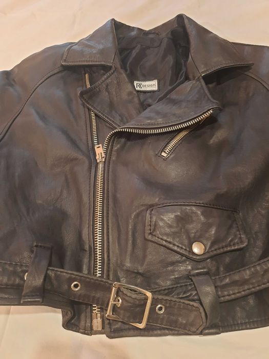 Casaco preto em pele genuína, tamanho médio.