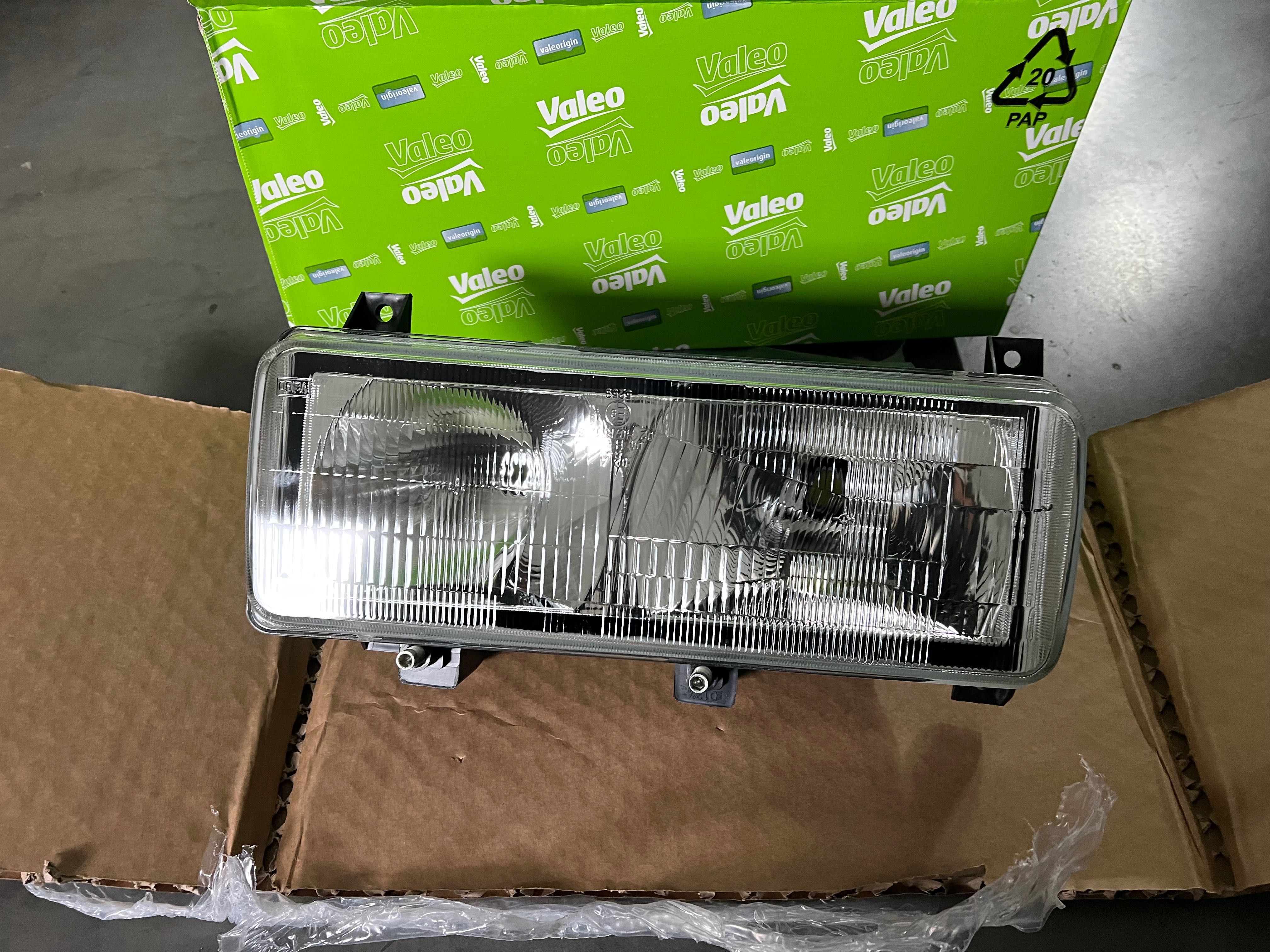 Reflektor Lampa  prawa Nissan Atleon 99-12 Valeo Nowa