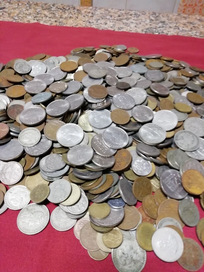 Lote com + de 1200 moedas com muita qualidade.