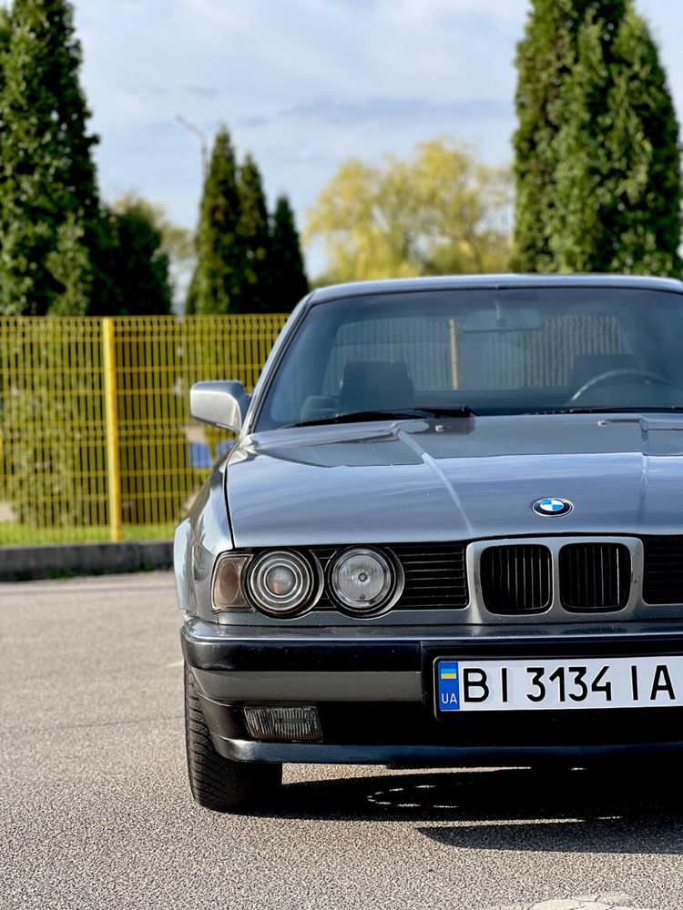 BMW e34 (серебристая)