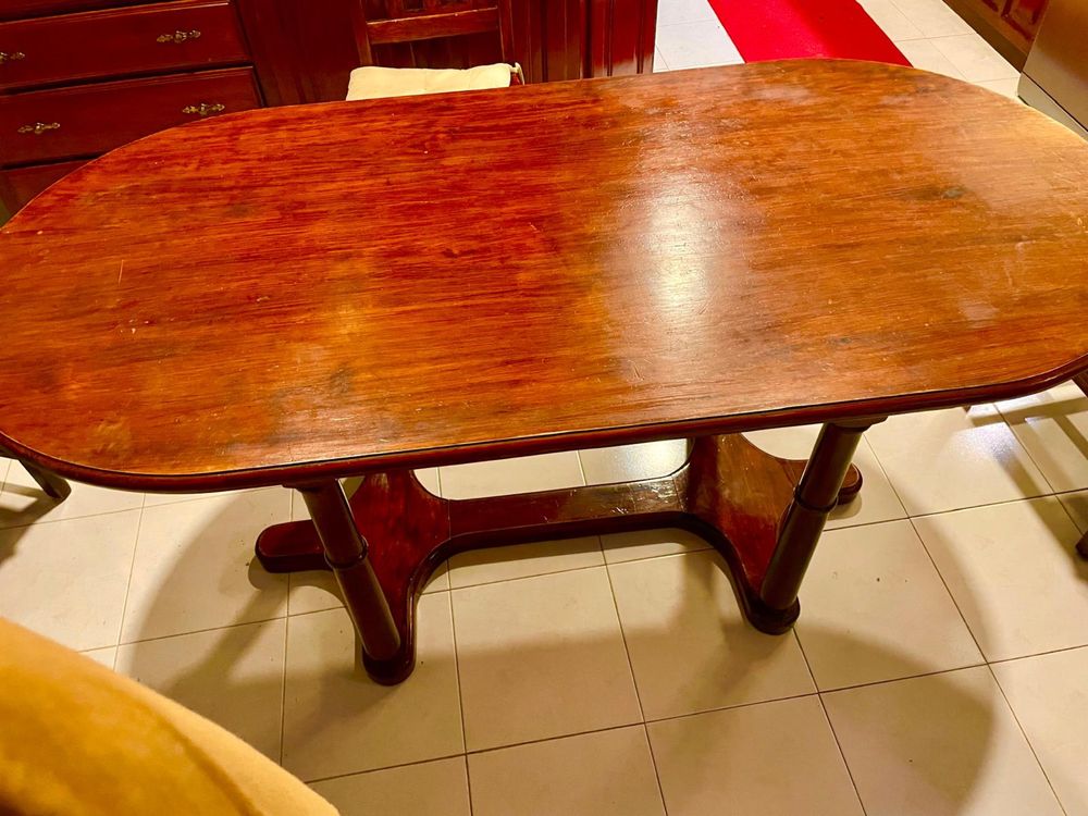 Mesa , duas cadeiras e dois cadeirões