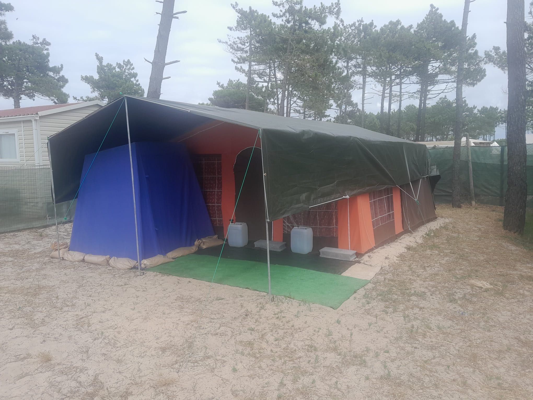 Auto tenda. (Atrelado tenda)