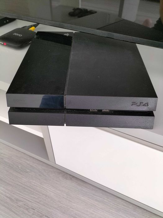 PS4 em excelente estado, com jogos incluídos...