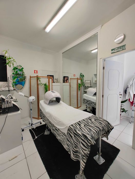 Gabinete de massagem e estética com equipamento