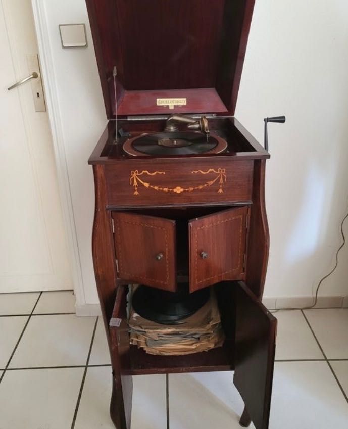 Gramofone em móvel fullotone