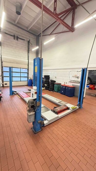 Podnośnik samochodowy czterokolumnowy z podnośnikiem osiowym geometria